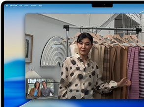 Ein Videoanruf auf einem MacBook Pro. Eine Frau präsentiert ihren zwei Gesprächspartnern Stoffe. Dank Center Stage bleibt sie während ihrer Bewegungen immer automatisch im Bildfokus